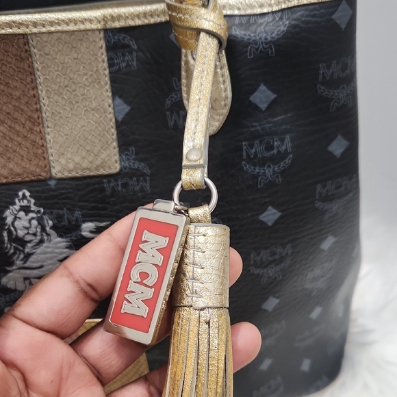 🔹️MCM 🔹️Black Princess Lion Tote Bag With Mcm Tassle Bag Charm - Picture 2 of 14